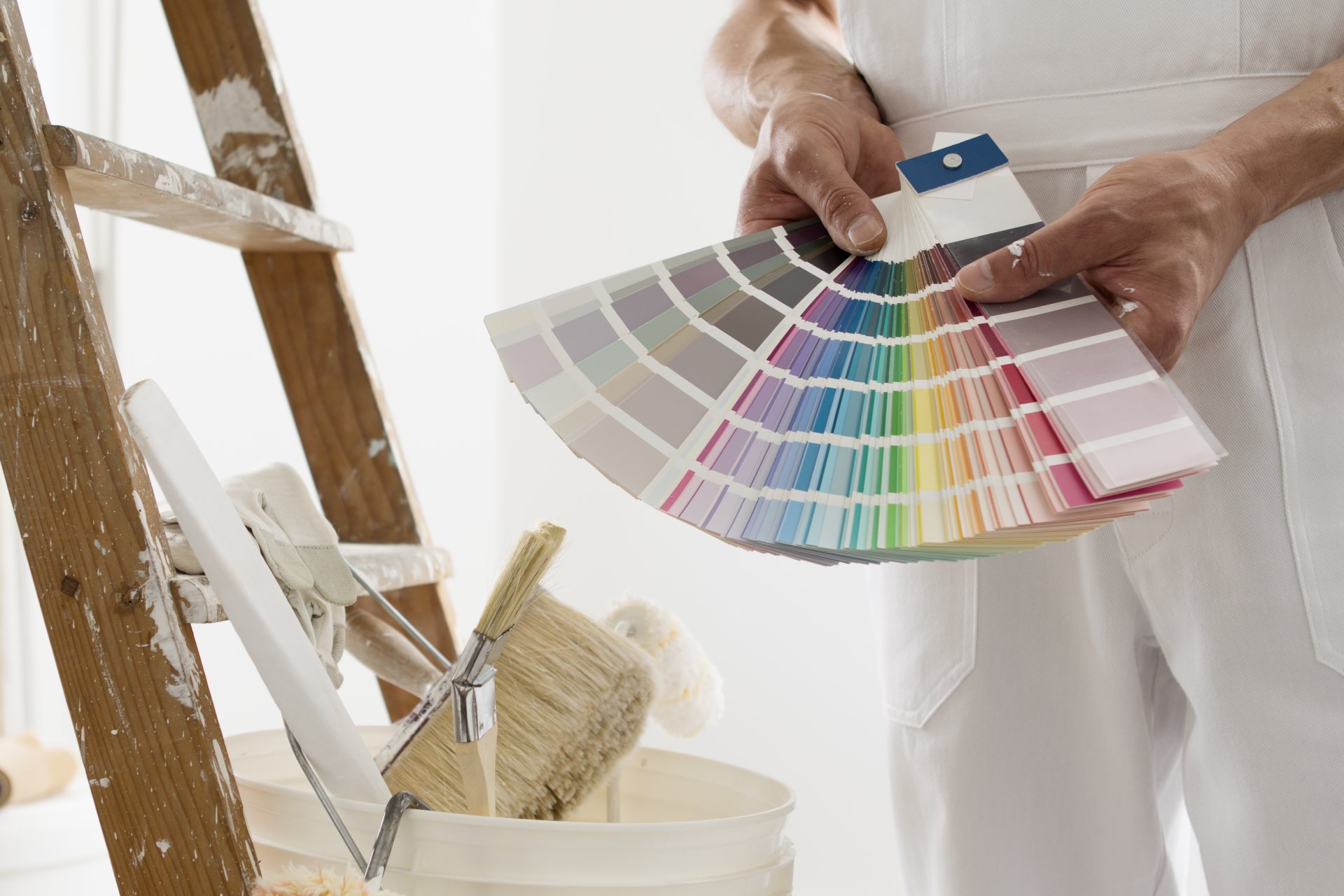 Person som håller färgprover